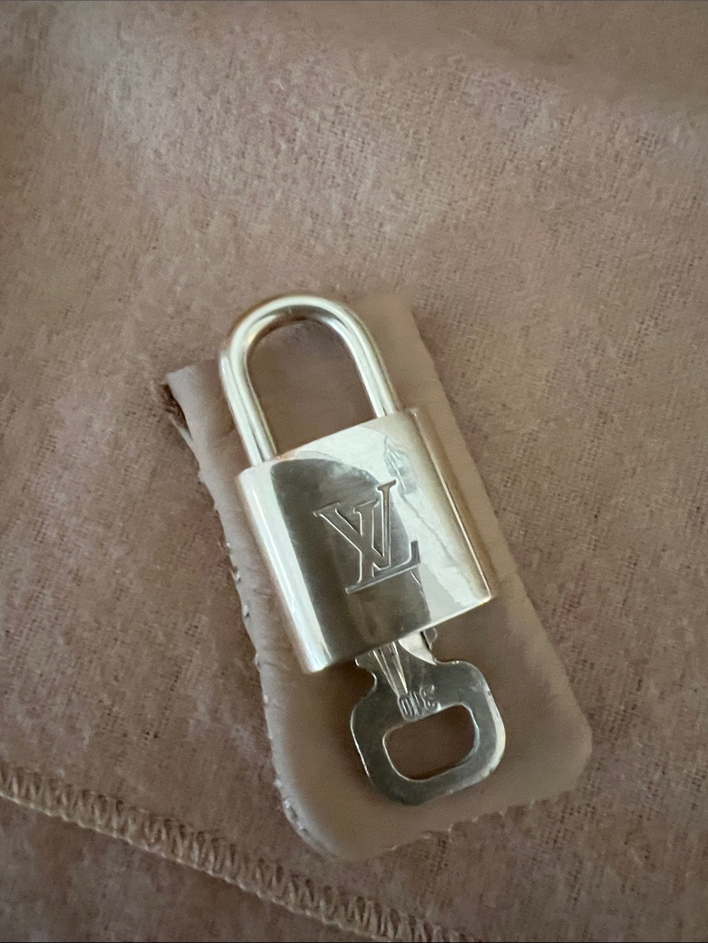 Louis Vuitton lock key and large dust bag GUC - Picture 5 of 6